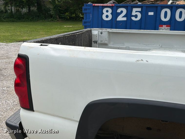 image for item ET6247 2006 Chevrolet Silverado 2500HD Ext. Cab pickup truck