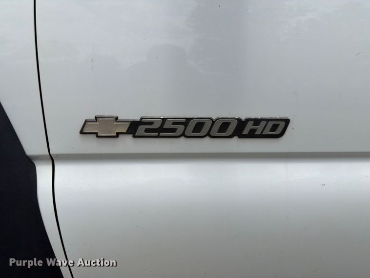 image for item ET6247 2006 Chevrolet Silverado 2500HD Ext. Cab pickup truck