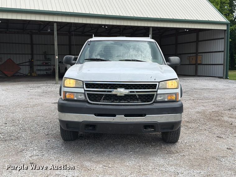 image for item ET6247 2006 Chevrolet Silverado 2500HD Ext. Cab pickup truck