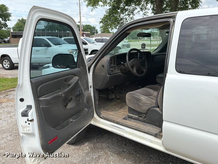 image for item ET6247 2006 Chevrolet Silverado 2500HD Ext. Cab pickup truck