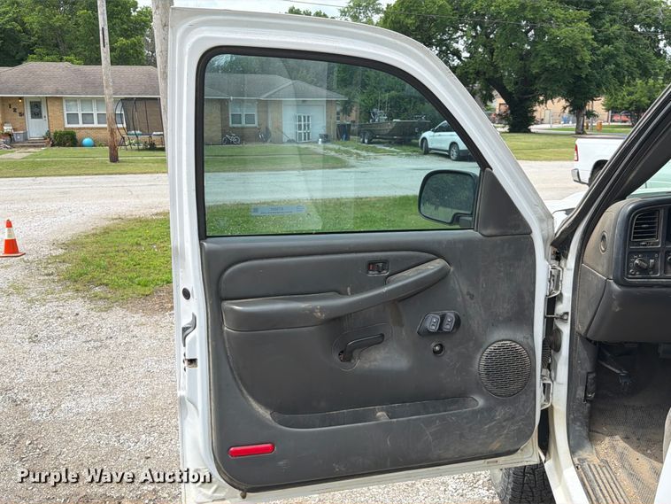 image for item ET6247 2006 Chevrolet Silverado 2500HD Ext. Cab pickup truck