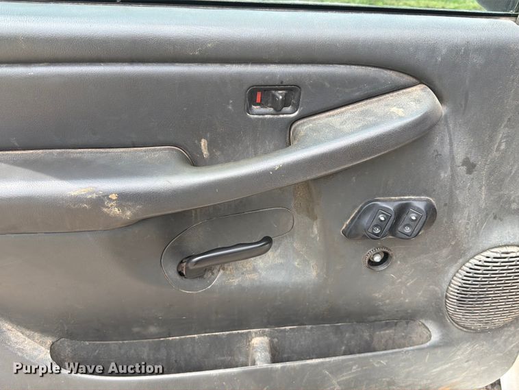 image for item ET6247 2006 Chevrolet Silverado 2500HD Ext. Cab pickup truck