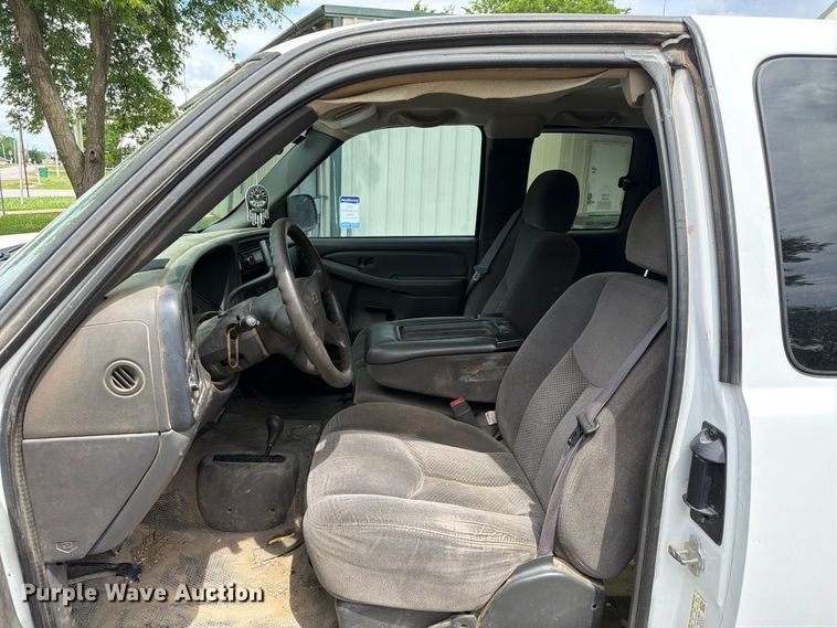 image for item ET6247 2006 Chevrolet Silverado 2500HD Ext. Cab pickup truck