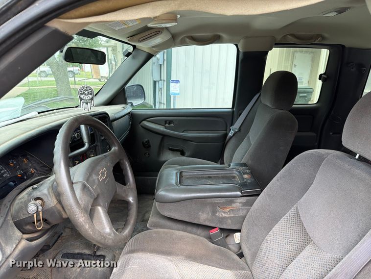 image for item ET6247 2006 Chevrolet Silverado 2500HD Ext. Cab pickup truck