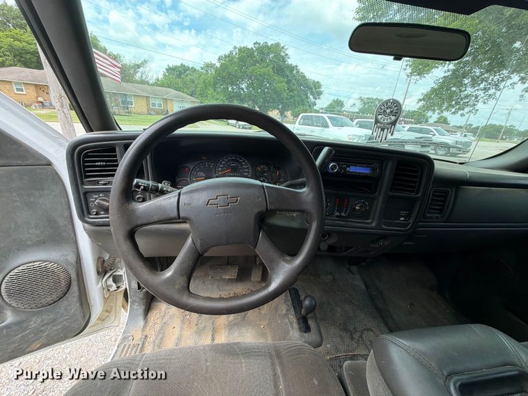 image for item ET6247 2006 Chevrolet Silverado 2500HD Ext. Cab pickup truck