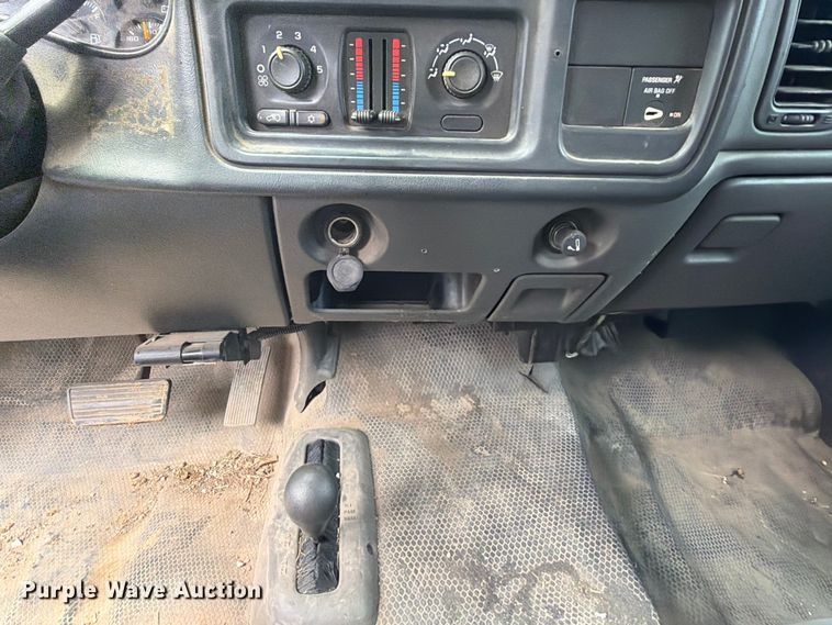 image for item ET6247 2006 Chevrolet Silverado 2500HD Ext. Cab pickup truck