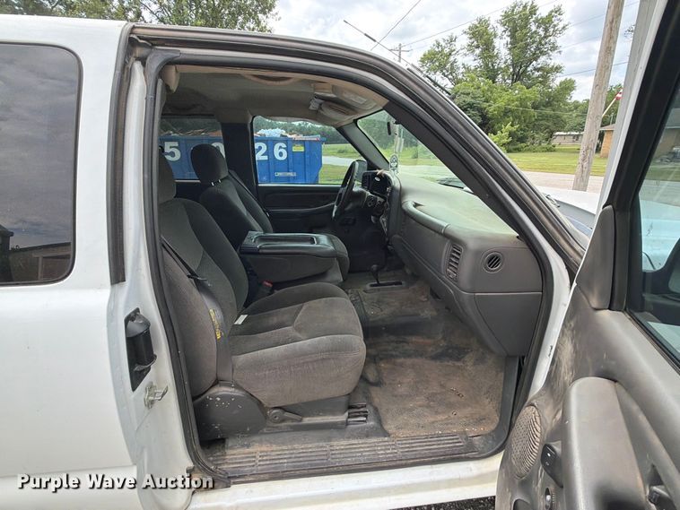 image for item ET6247 2006 Chevrolet Silverado 2500HD Ext. Cab pickup truck