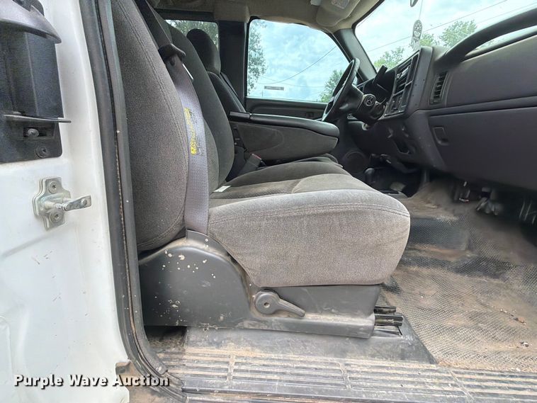 image for item ET6247 2006 Chevrolet Silverado 2500HD Ext. Cab pickup truck