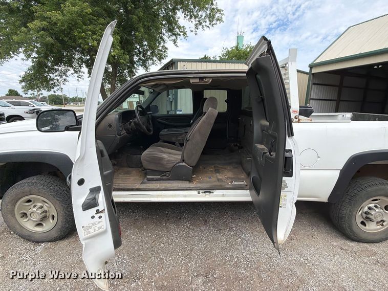 image for item ET6247 2006 Chevrolet Silverado 2500HD Ext. Cab pickup truck