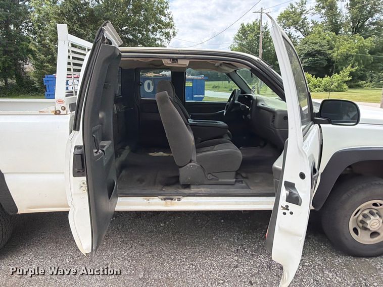 image for item ET6247 2006 Chevrolet Silverado 2500HD Ext. Cab pickup truck