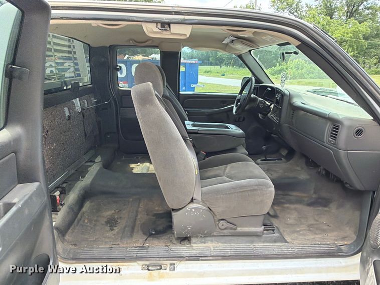 image for item ET6247 2006 Chevrolet Silverado 2500HD Ext. Cab pickup truck