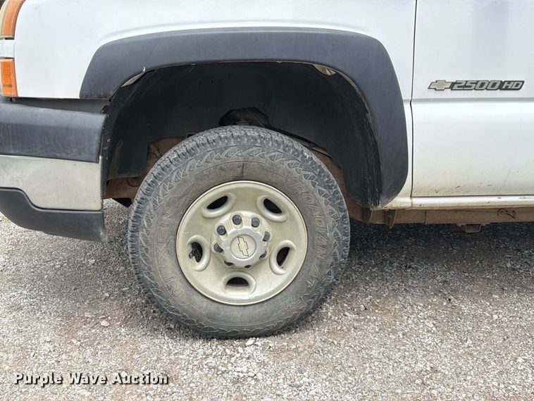 image for item ET6247 2006 Chevrolet Silverado 2500HD Ext. Cab pickup truck