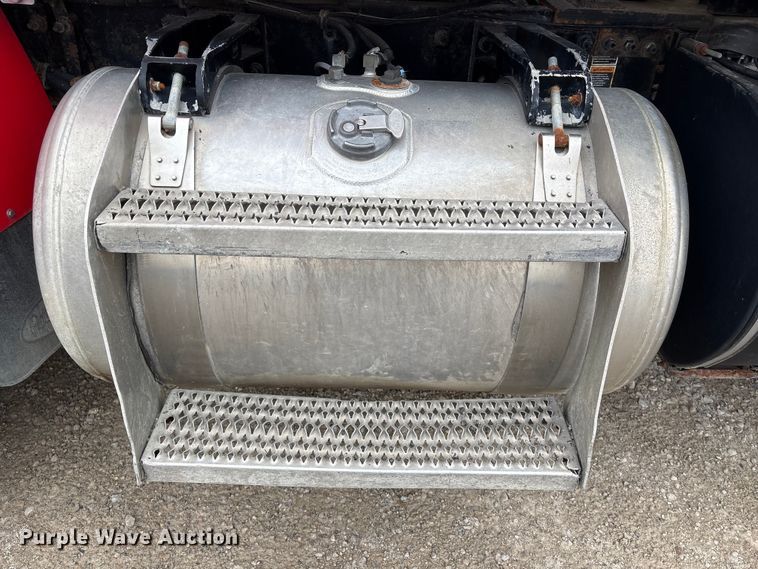 image for item EU0622 2014 Peterbilt 348 dump truck