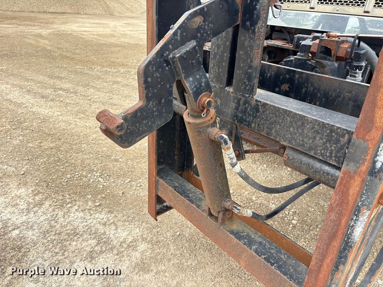 image for item EU0622 2014 Peterbilt 348 dump truck