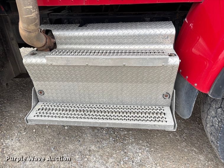 image for item EU0622 2014 Peterbilt 348 dump truck