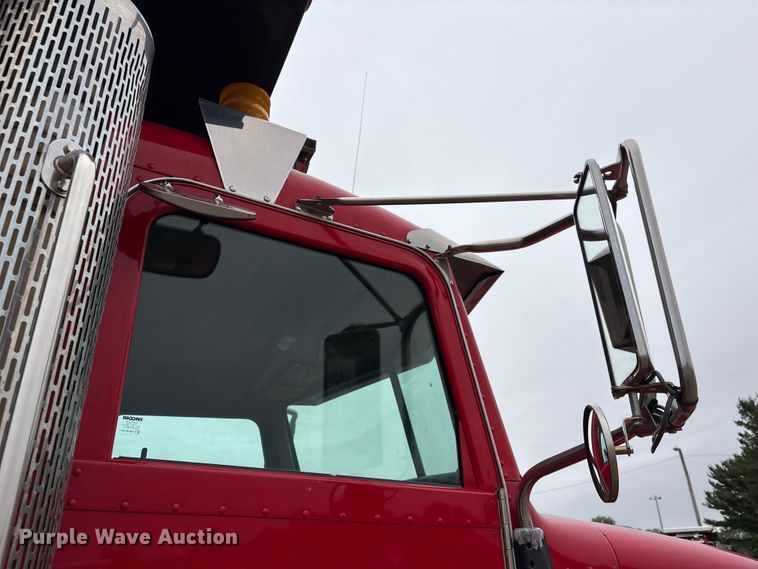 image for item EU0622 2014 Peterbilt 348 dump truck