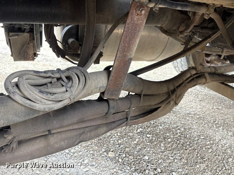 image for item EU0622 2014 Peterbilt 348 dump truck