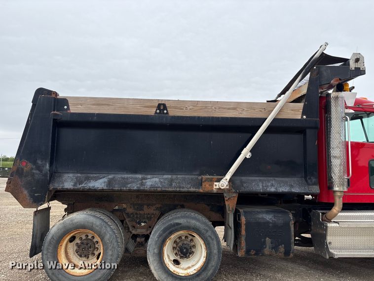 image for item EU0622 2014 Peterbilt 348 dump truck
