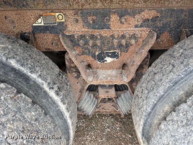 image for item EU0622 2014 Peterbilt 348 dump truck