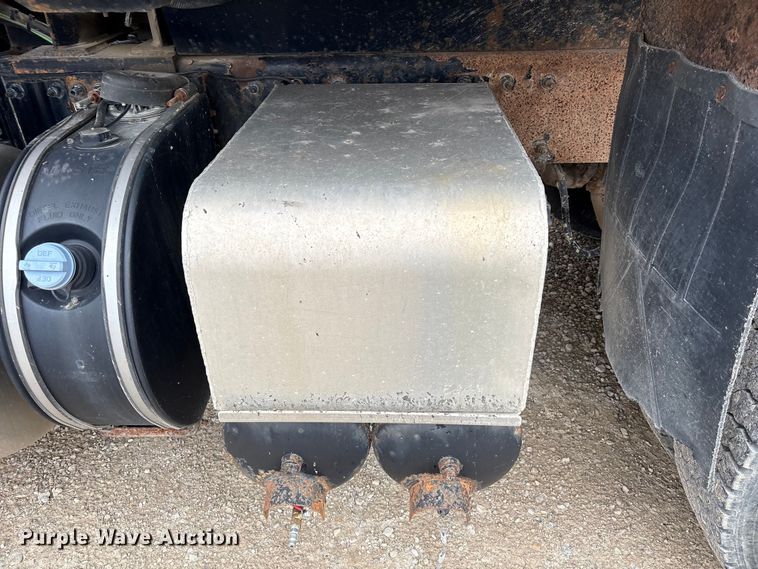 image for item EU0622 2014 Peterbilt 348 dump truck