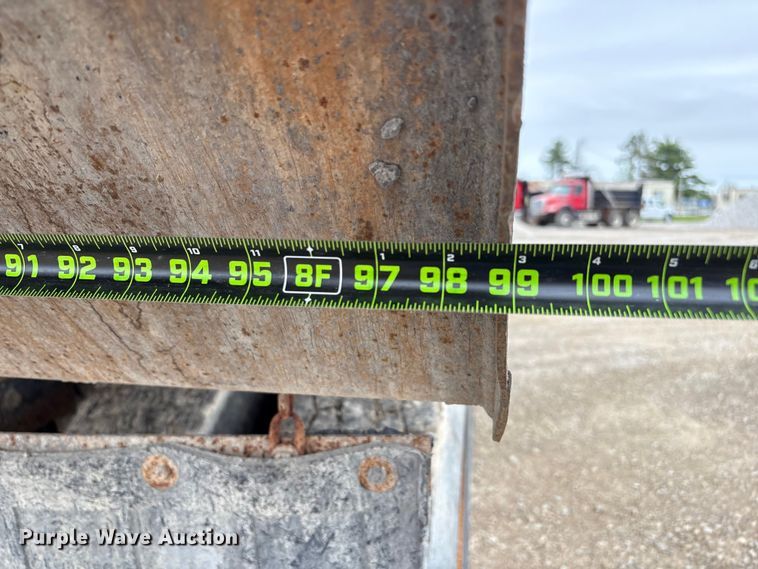 image for item EU0622 2014 Peterbilt 348 dump truck