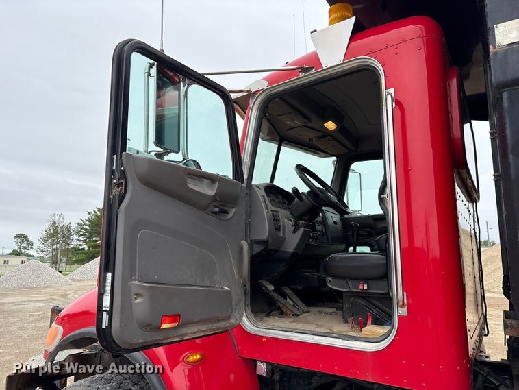 image for item EU0622 2014 Peterbilt 348 dump truck