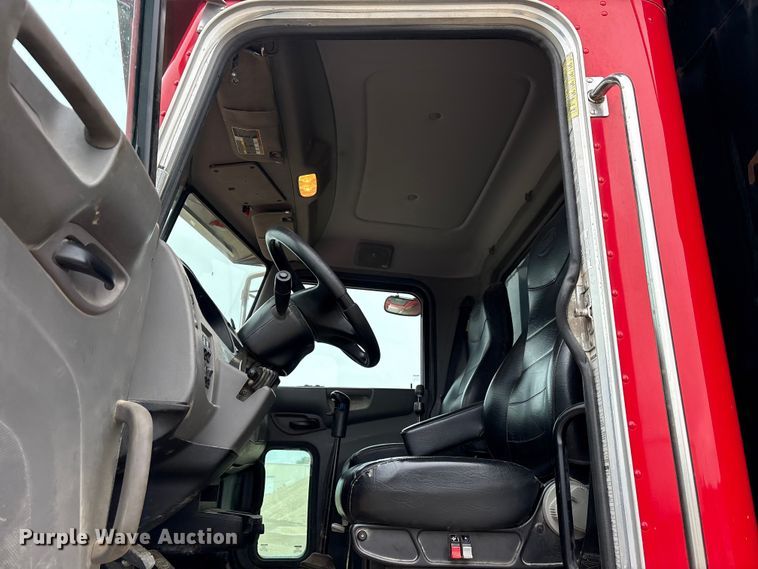 image for item EU0622 2014 Peterbilt 348 dump truck