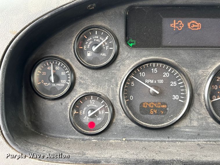 image for item EU0622 2014 Peterbilt 348 dump truck