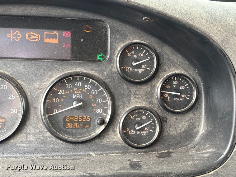 image for item EU0622 2014 Peterbilt 348 dump truck