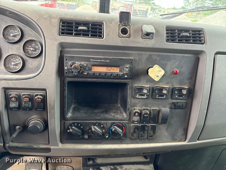 image for item EU0622 2014 Peterbilt 348 dump truck
