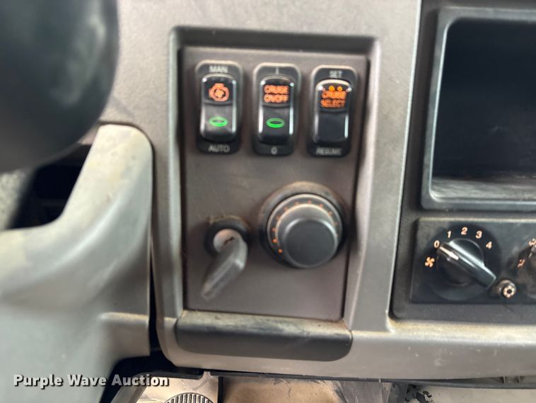 image for item EU0622 2014 Peterbilt 348 dump truck