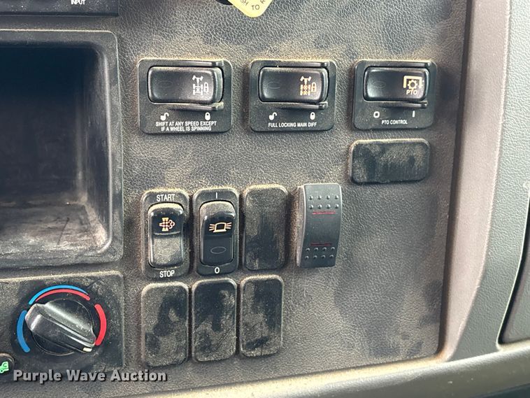 image for item EU0622 2014 Peterbilt 348 dump truck