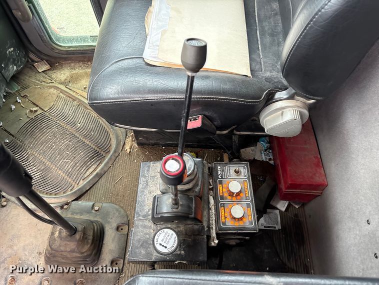 image for item EU0622 2014 Peterbilt 348 dump truck