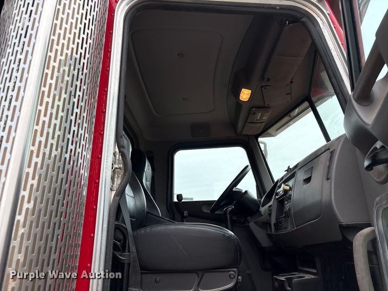 image for item EU0622 2014 Peterbilt 348 dump truck