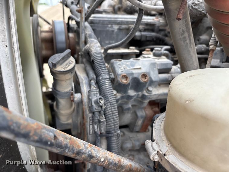 image for item EU0622 2014 Peterbilt 348 dump truck