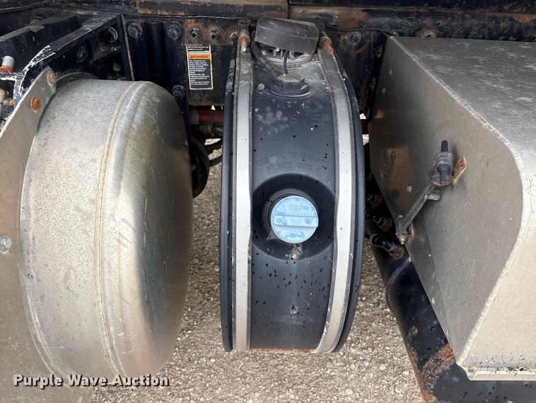 image for item EU0622 2014 Peterbilt 348 dump truck