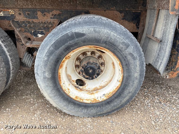 image for item EU0622 2014 Peterbilt 348 dump truck