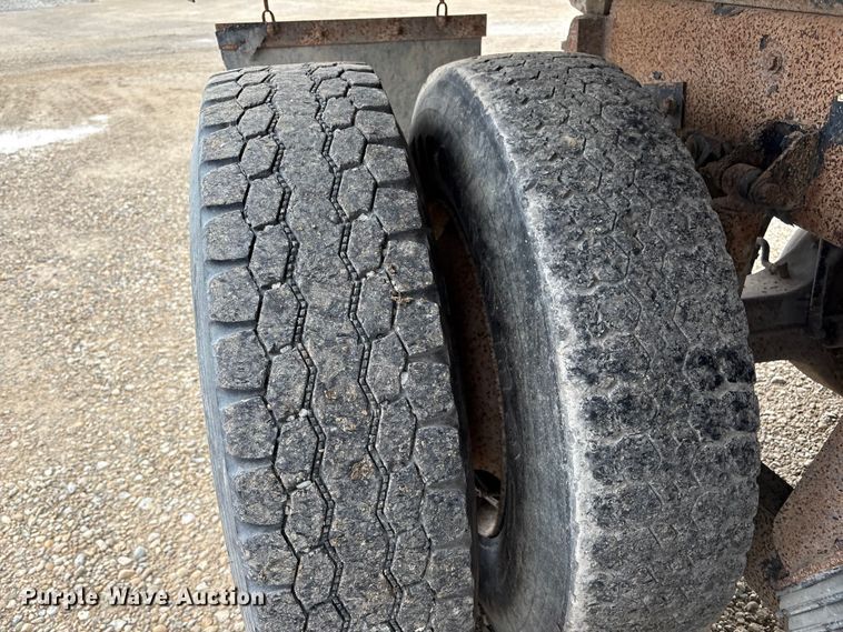image for item EU0622 2014 Peterbilt 348 dump truck