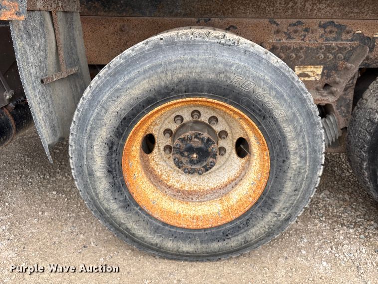 image for item EU0622 2014 Peterbilt 348 dump truck