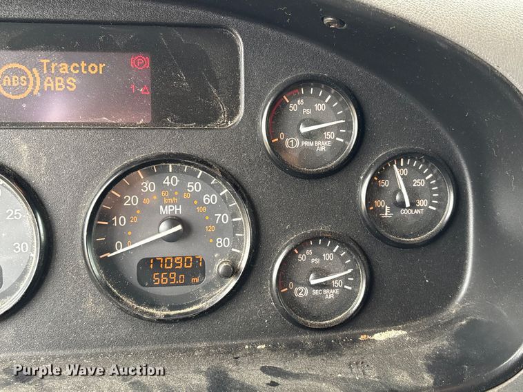 image for item EU0623 2016 Peterbilt 348 dump truck