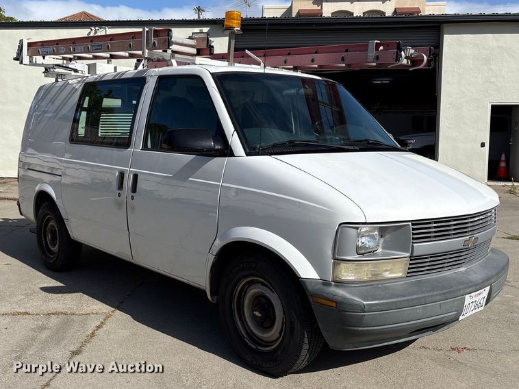 image for item EU8669 2000 Chevrolet Astro van