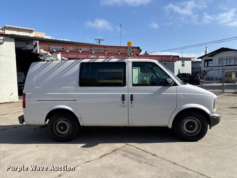 image for item EU8669 2000 Chevrolet Astro van
