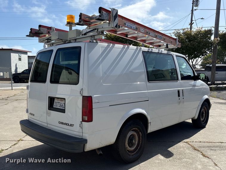 image for item EU8669 2000 Chevrolet Astro van