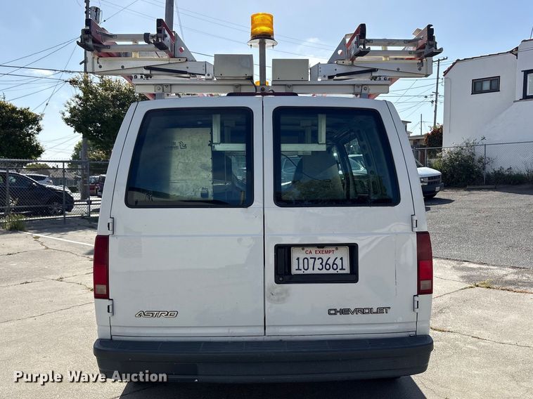 image for item EU8669 2000 Chevrolet Astro van