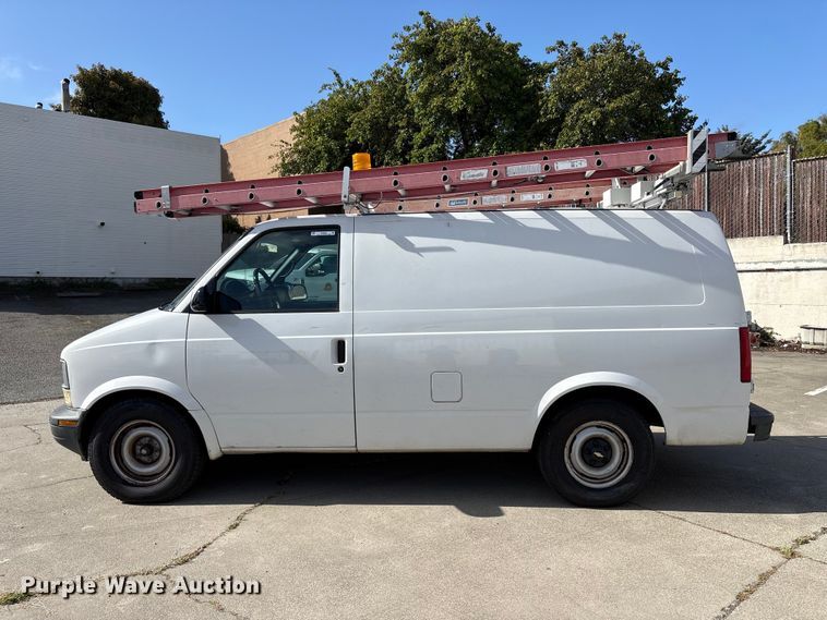 image for item EU8669 2000 Chevrolet Astro van