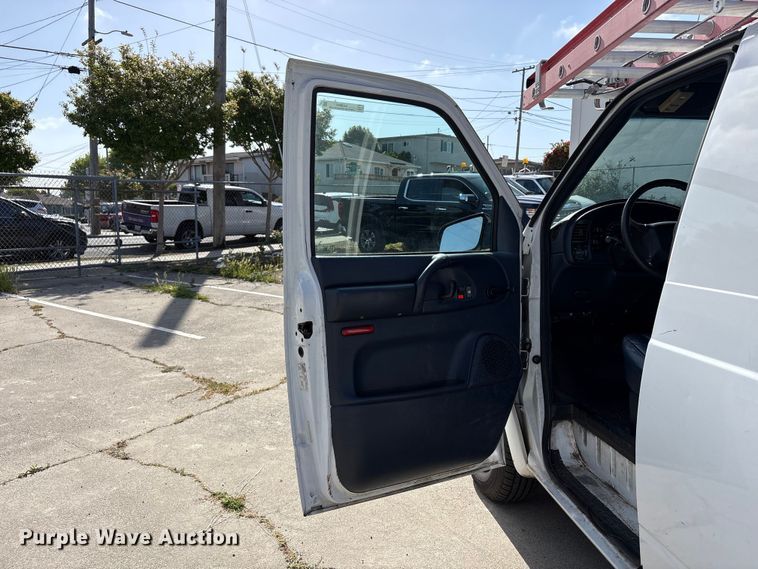 image for item EU8669 2000 Chevrolet Astro van