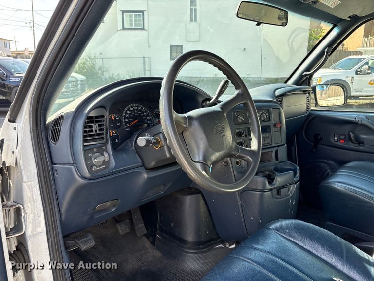image for item EU8669 2000 Chevrolet Astro van
