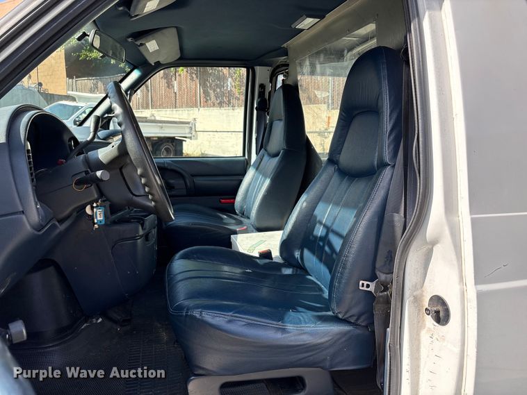 image for item EU8669 2000 Chevrolet Astro van