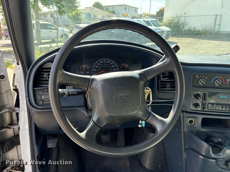 image for item EU8669 2000 Chevrolet Astro van