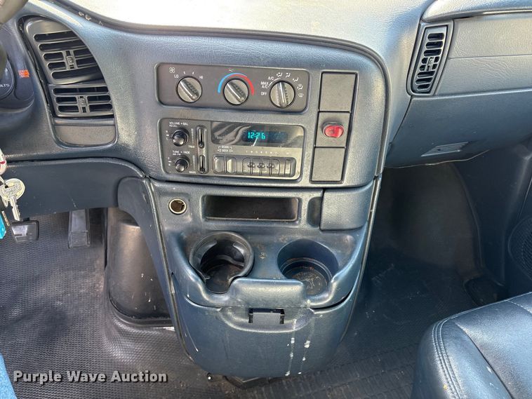 image for item EU8669 2000 Chevrolet Astro van